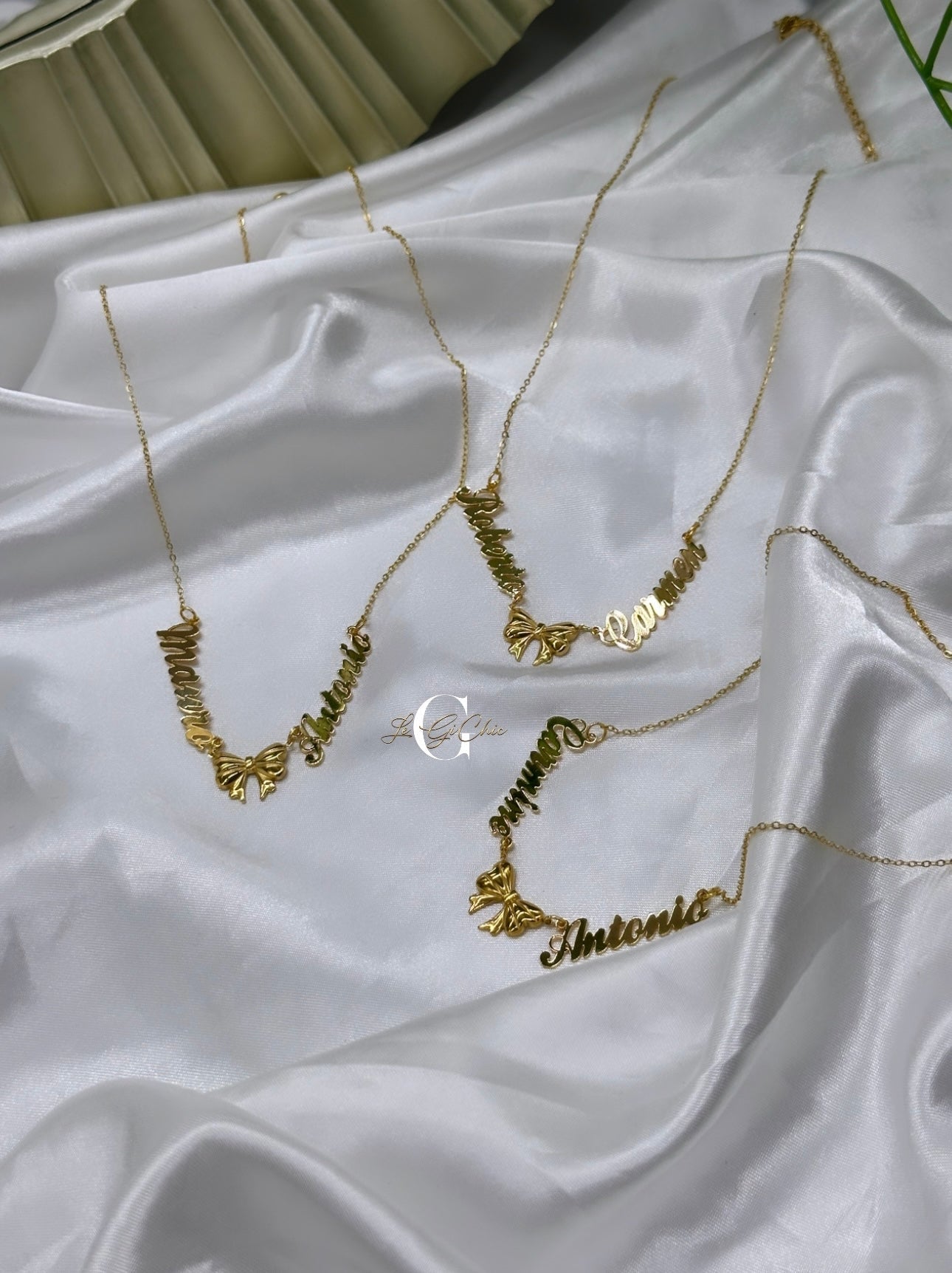 Collana “Fiocco con girocollo di nomi”
