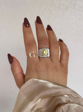 Anello “Fascia con lettera” in argento 925