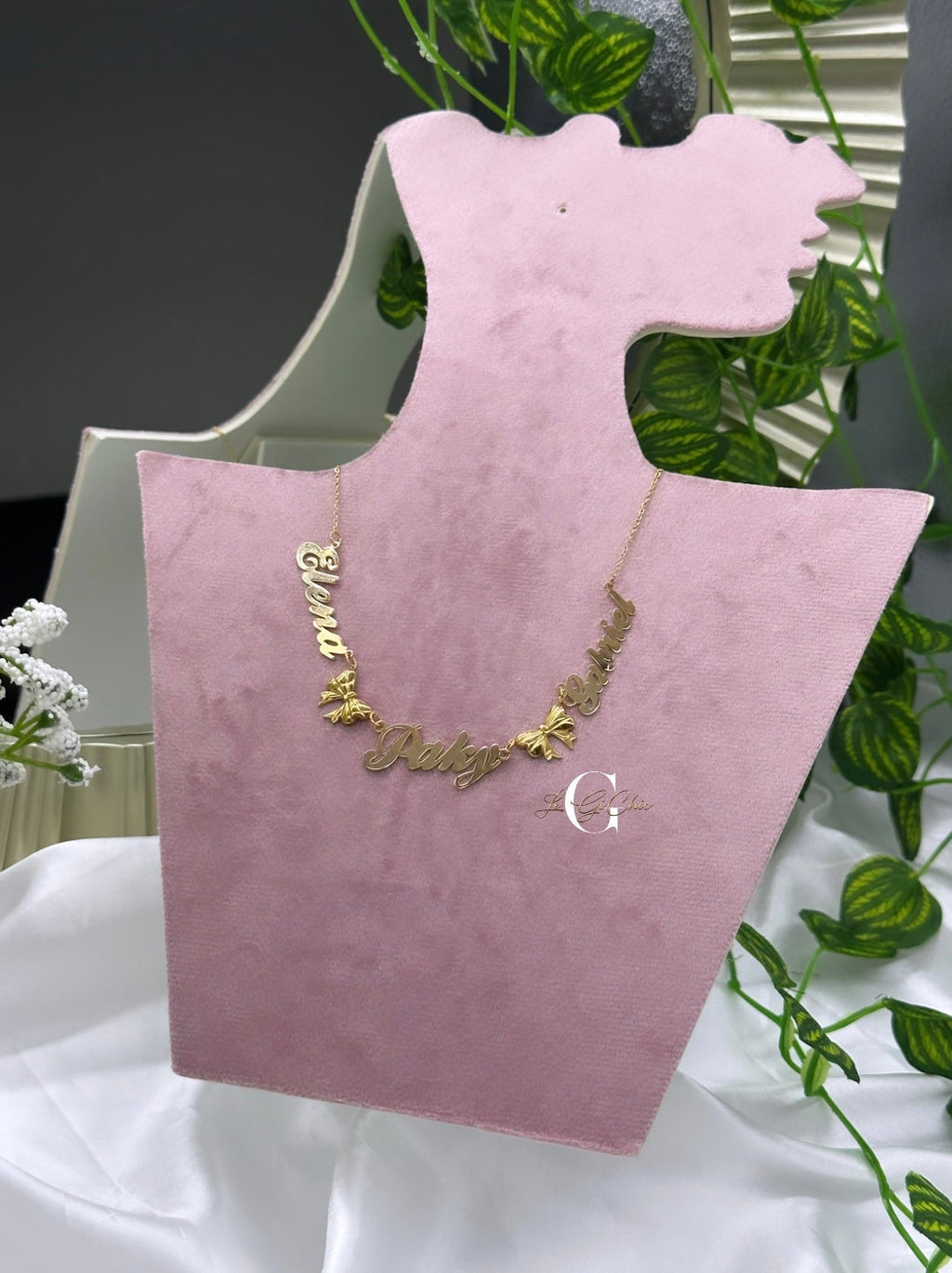 Collana “Fiocco con girocollo di nomi”