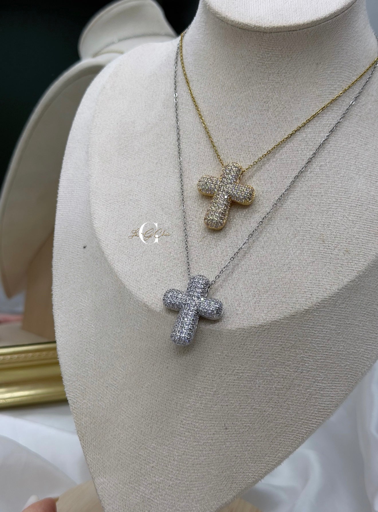 Collana “Croce bombata con zirconi”