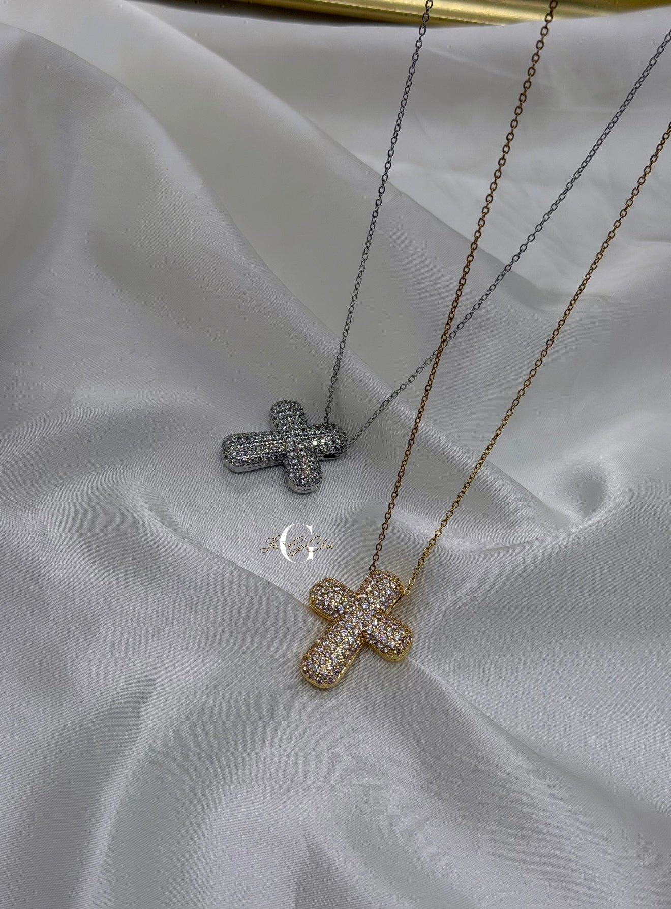 Collana “Croce bombata con zirconi”